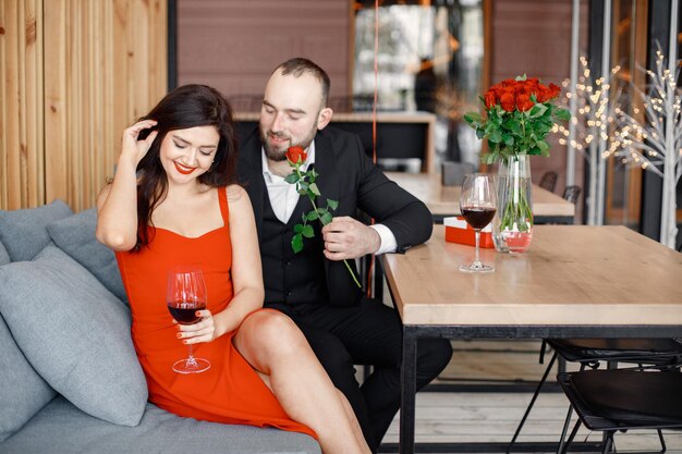 Jak stworzyć elegancką stylizację na romantyczną kolację?