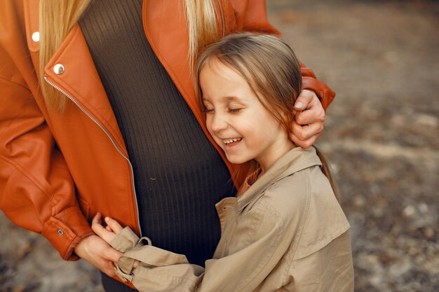 Jak wybierać bezpieczne i komfortowe ubrania dla dzieci: Poradnik dla rodziców