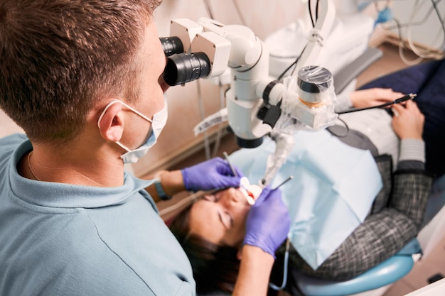 Zalety mikroskopowej endodoncji w nowoczesnym leczeniu kanałowym