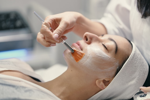Jak Peelingi Chemiczne Mogą Odmienić Twoją Skórę: Kompleksowe Przewodnik po Zabiegach i Pielęgnacji